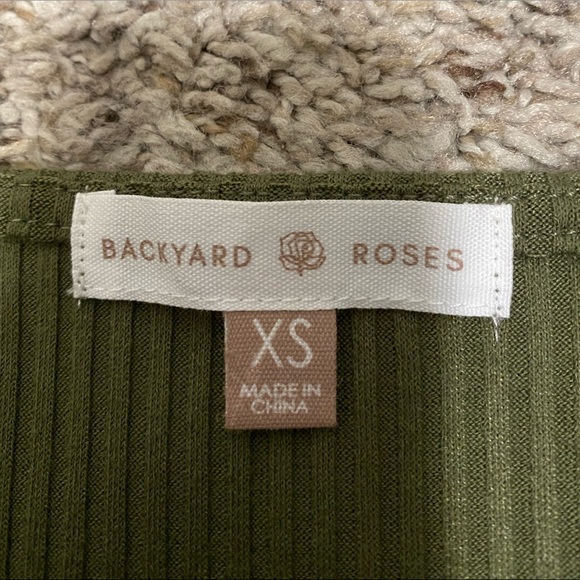 Backyard Roses ruffle top - Picture 3 of 3